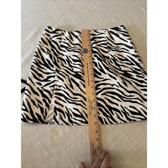 Sexy Cute Zebra Print Mini Skirt Women’s Size Small SHEIN front Slit Side Zipper - Picture 8 of 8